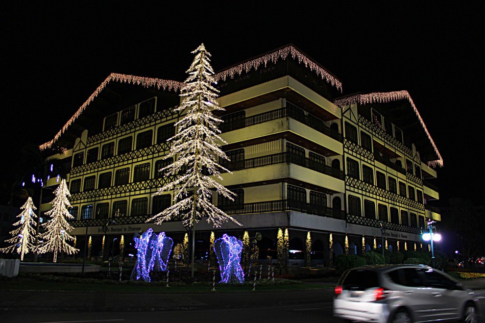 Prefeitura recebe iluminação especial em alusão ao Novembro Dourado