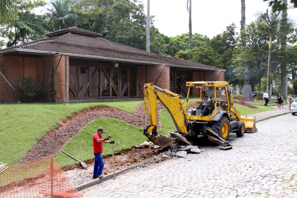 Iniciam as obras de revitalização da Praça Bertha Repsold Blumenau
