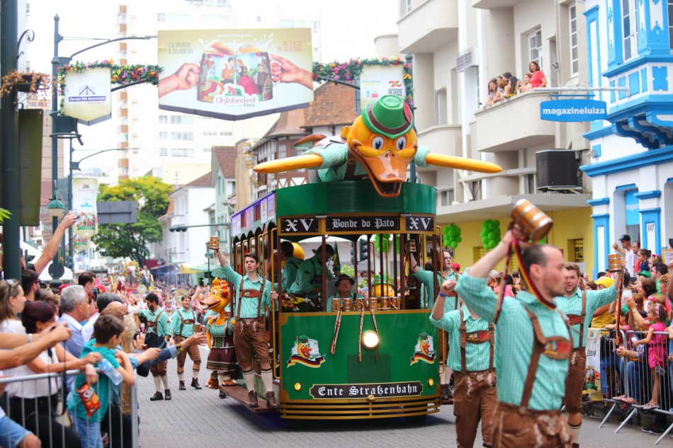 Concurso escolherá duas novas atrações para desfiles da Oktoberfest