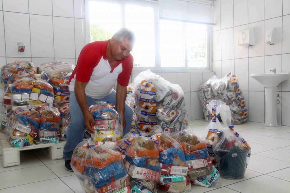 Prefeitura distribui mantimentos para famílias afetadas pelas chuvas