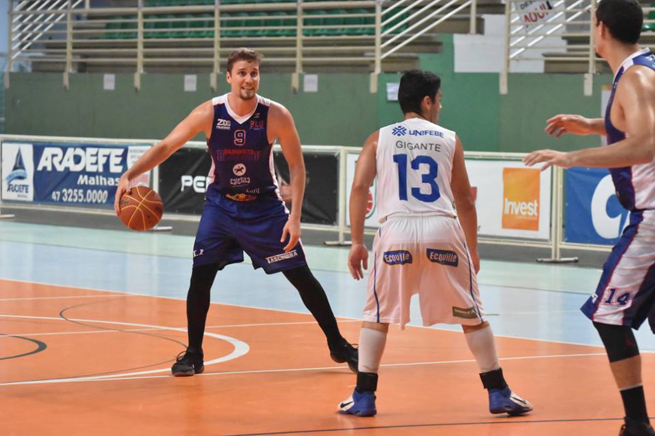 Basquete masculino vence Brusque fora de casa e sobe para terceiro lugar