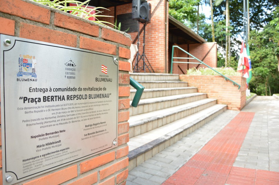 Prefeitura entrega revitalização da Praça Bertha Repsold Blumenau