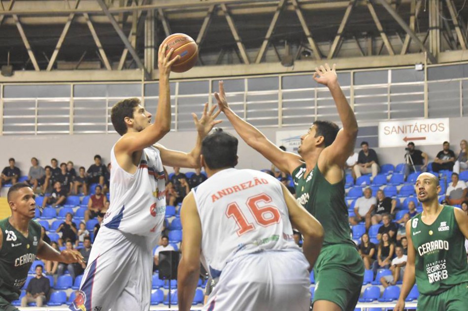 Basquete masculino vence a segunda e lidera a Liga Ouro