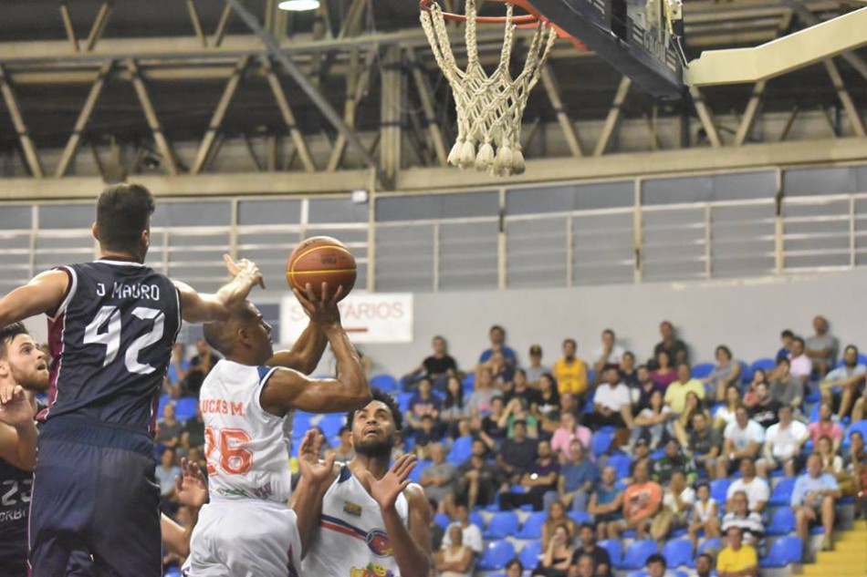 Blumenau estreia com vitória na Liga Ouro de basquete masculino