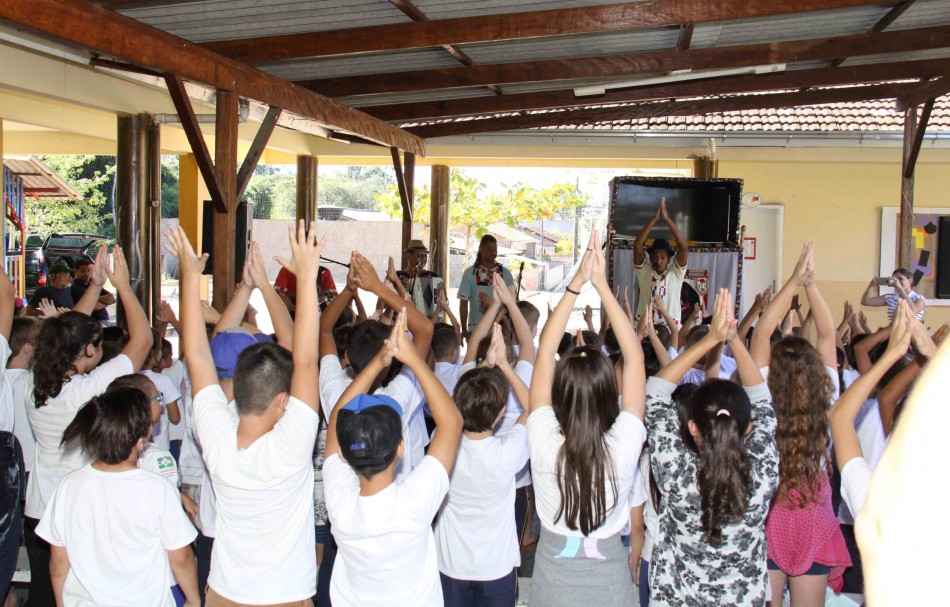 Fenatib leva teatro de bonecos para escola de Indaial