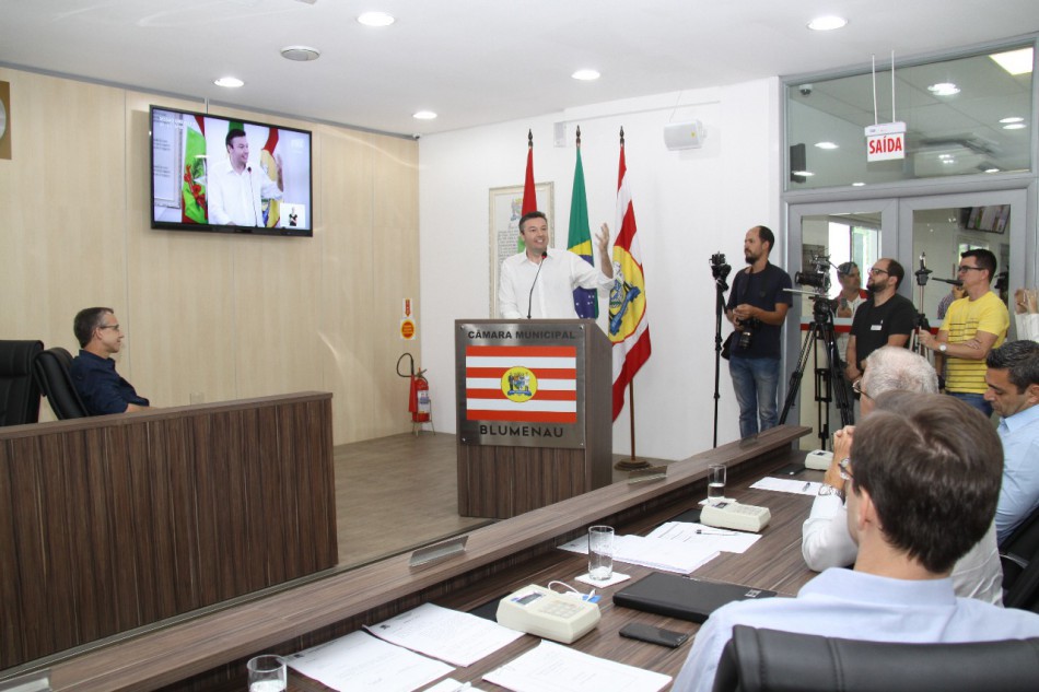 Prefeito Napoleão Bernardes anuncia que deixará o cargo