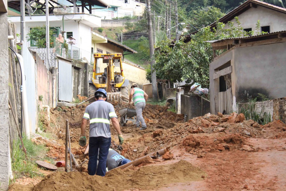Avançam os trabalhos de drenagem na Rua Manoel Justino da Silva
