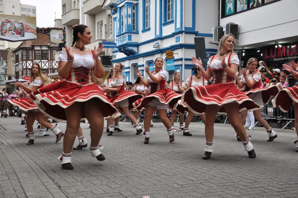 Organização faz primeira reunião com grupos dos desfiles da Oktoberfest