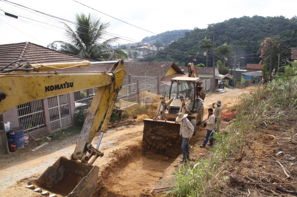 Obra para pavimentação da Rua Irmgard Carl está na etapa de drenagem