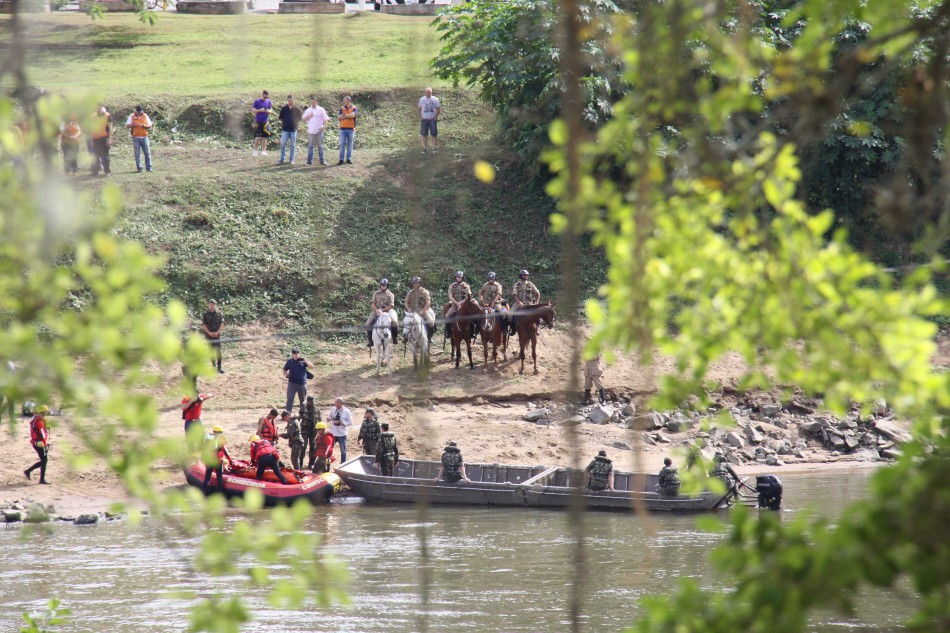 Ponte montada no rio Itajaí-Açu ajuda no salvamento de pessoas ilhadas