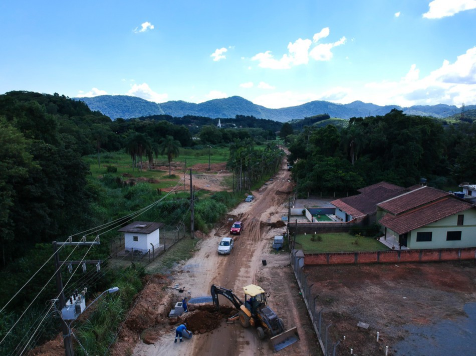 Serviços na Rua Wilhelm Knaesel Sênior seguem em andamento