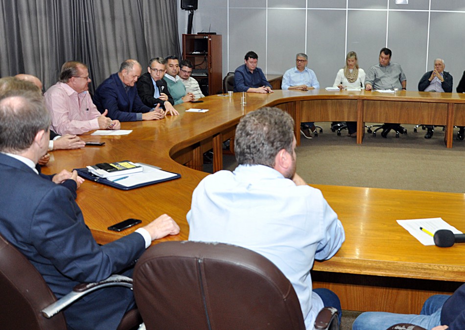 Prefeito se reúne com vereadores e empresários