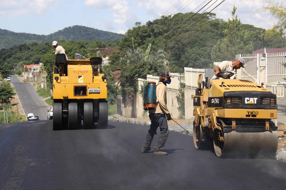 Rua Erich Belz recebe última etapa de pavimentação asfáltica
