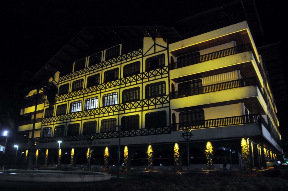 Prefeitura recebe iluminação especial em alusão ao Maio Amarelo