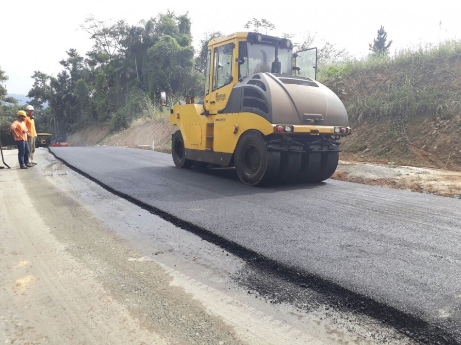 Rua Gustavo Henschel recebe asfalto em trecho de 300 metros