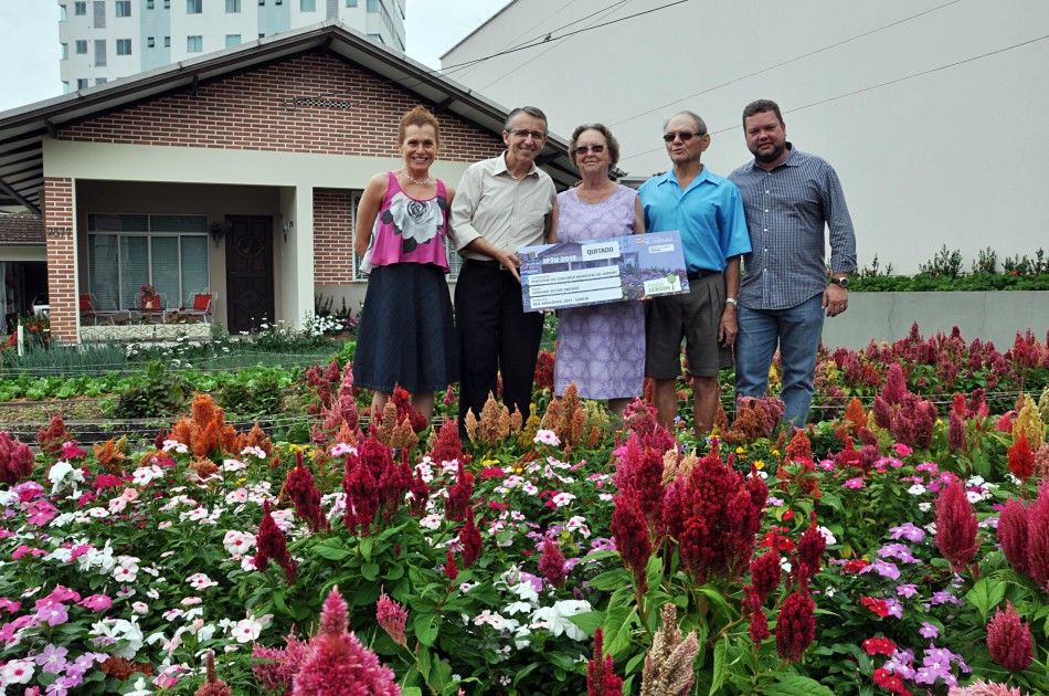 Prefeitura entrega prêmio a vencedor do Concurso Municipal de Jardins