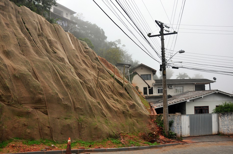 Obra de contenção na Rua Manoel Salvador está em fase final