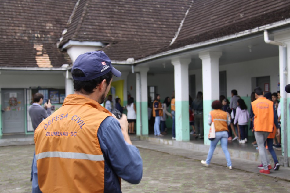 Defesa Civil promove simulado de abandono nas escolas