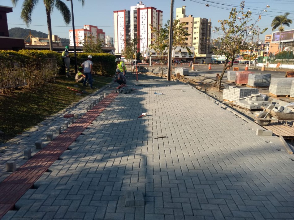 Rua Humberto de Campos ganha novas calçadas