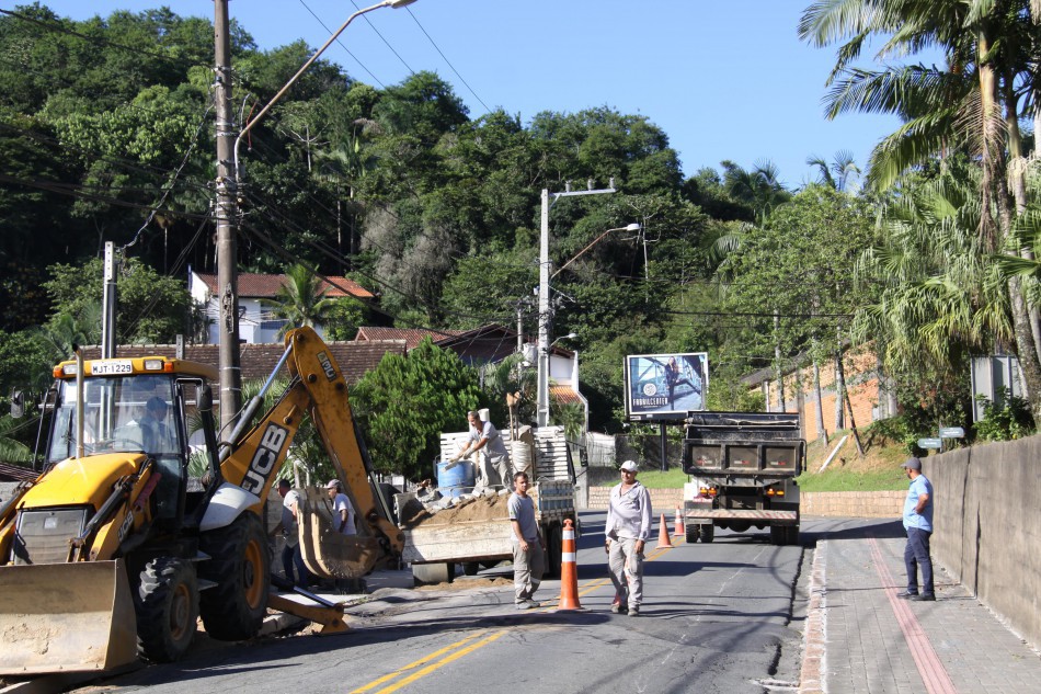 Manutenção deixa trânsito em meia pista no Morro da Companhia