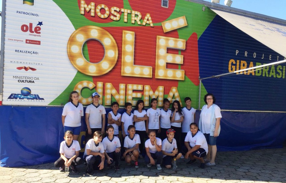 Alunos da EBM Pastor Faulhaber participam de cinema sobre rodas