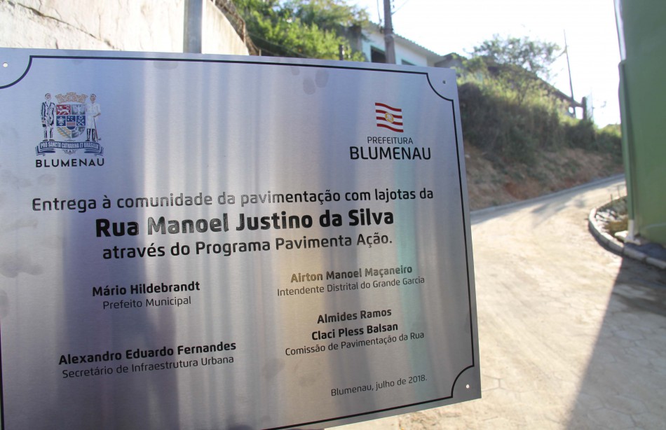 Prefeitura entrega pavimentação da Rua Manoel Justino da Silva