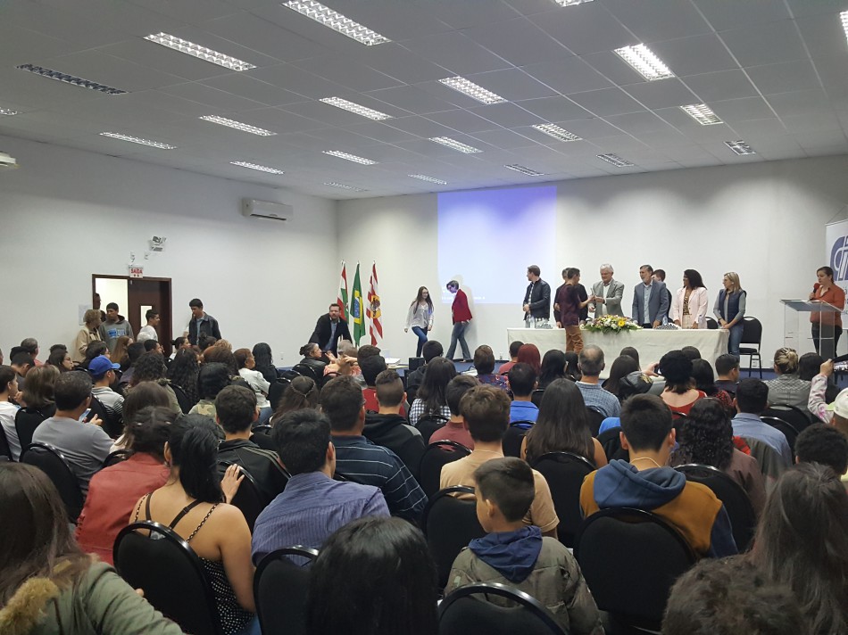 Jovens se formam no Programa de Iniciação ao Trabalho