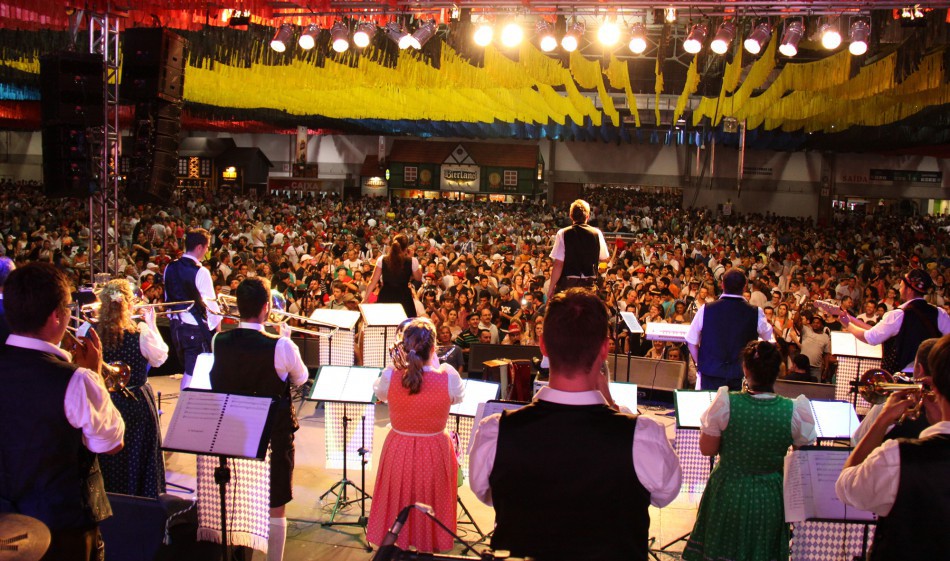 Contratação para trabalho temporário na Oktoberfest Blumenau inicia na próxima semana