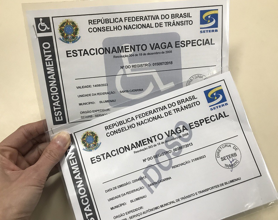 Seterb disponibiliza duas credenciais especiais de estacionamento para idosos com deficiência 