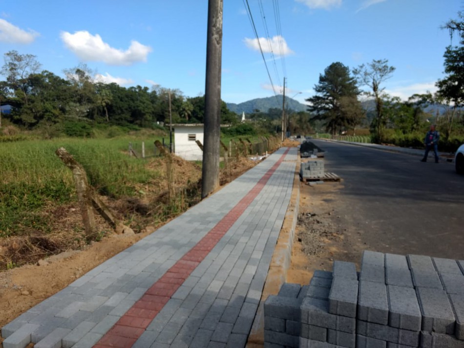 Calçadas da Rua Wilhelm Knaesel Sênior recebem últimos acabamentos