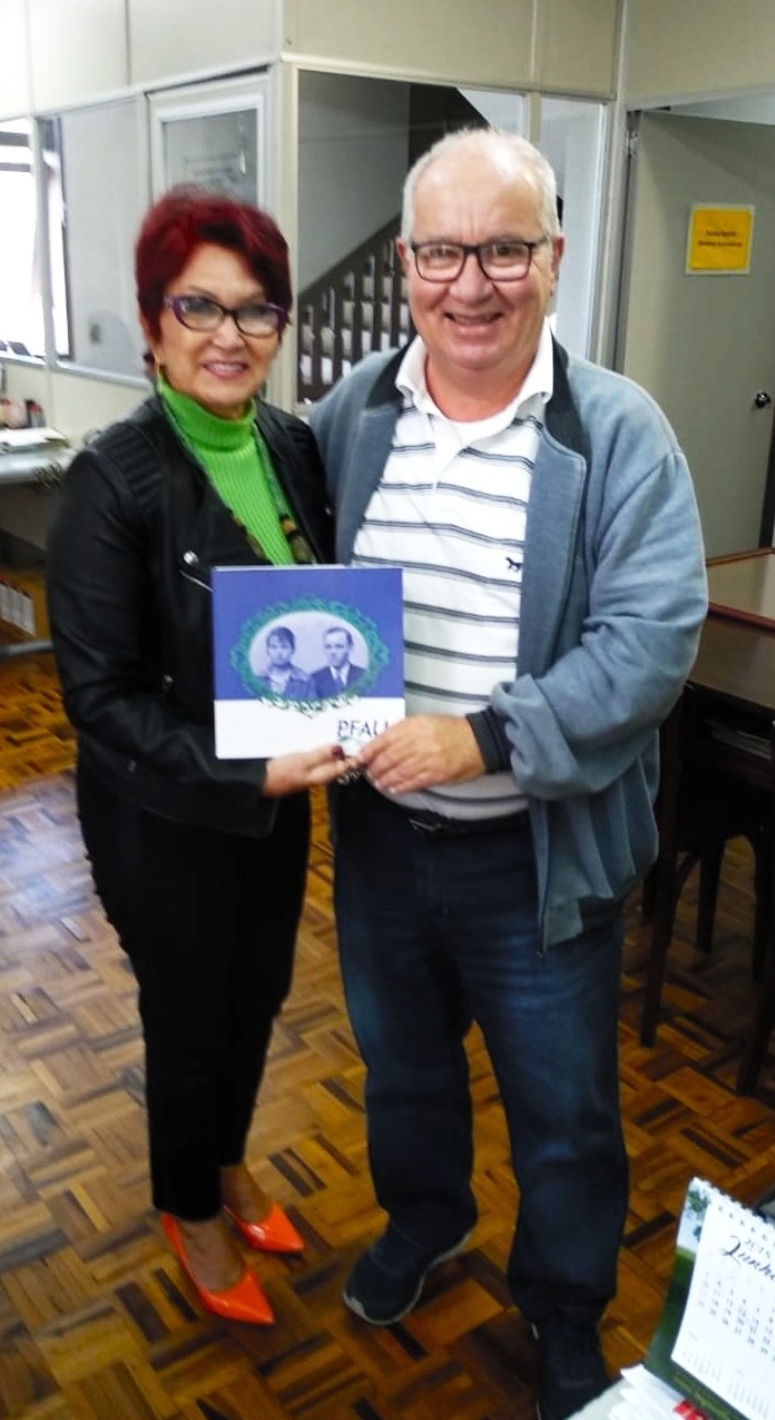 Arquivo Histórico recebe exemplar do livro Pfau & CIA
