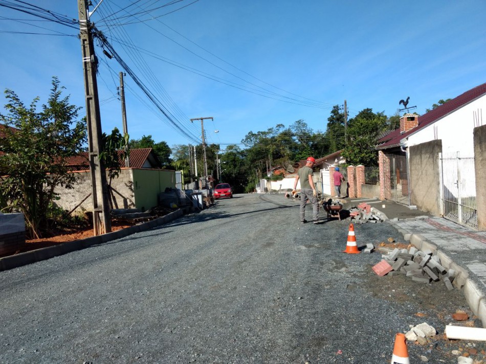 Prefeitura realiza pavimentações em ruas do bairro Itoupavazinha