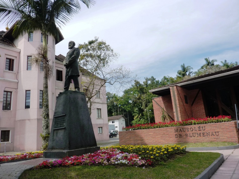 Acadêmicos da Furb expõem no Mausoléu Dr.Blumenau
