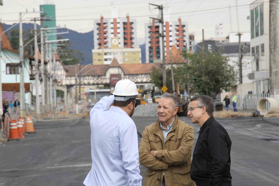 Prefeito e secretários municipais visitam obras em andamento na cidade