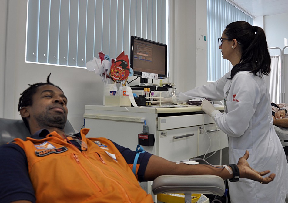 Agentes de Defesa Civil participam de campanha de doação de sangue