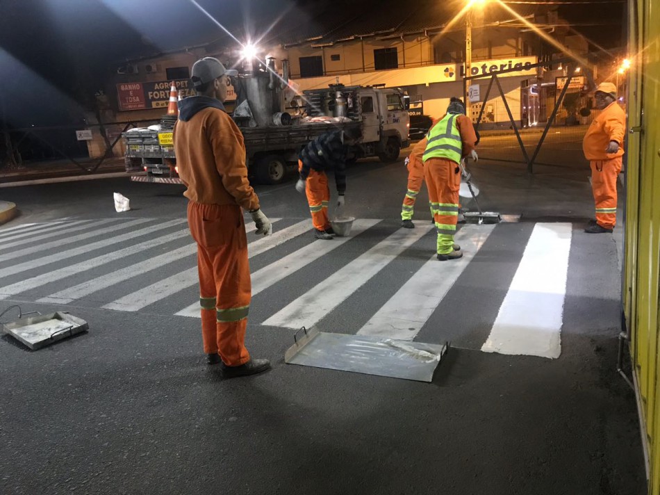 Prefeitura realiza pintura de faixas de pedestres próximas aos terminais