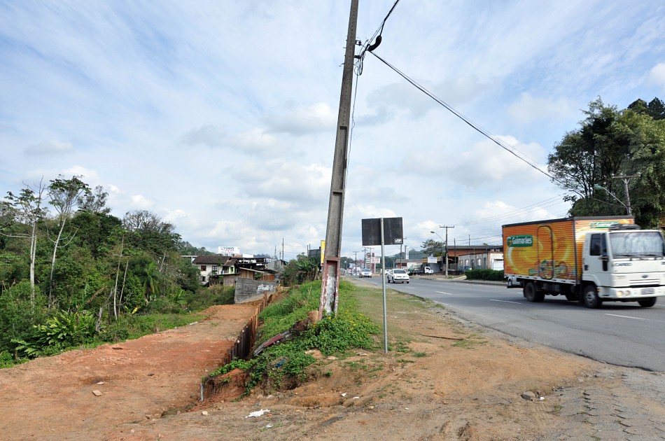 Rua Engenheiro Udo Deeke recebe obras de contenção de encosta