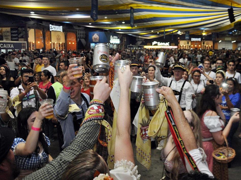 Oktoberfest Blumenau bate recorde de público neste sábado, dia 13
