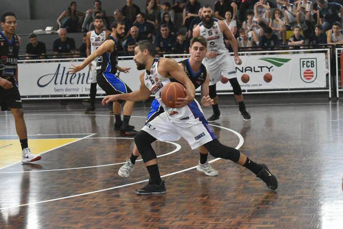 Basquete masculino enfrenta Rio do Sul em busca da próxima fase do Estadual