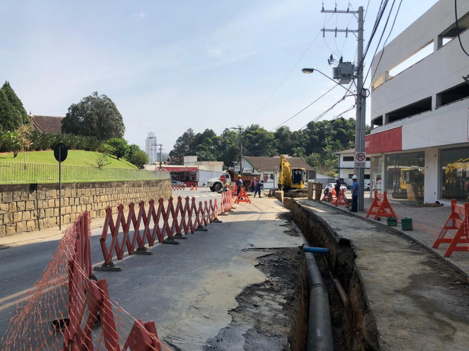 Trânsito ficará em meia pista na Rua 25 de Julho
