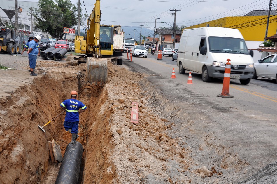 Samae e Seinfra executam paralelamente obras na Rua Bahia