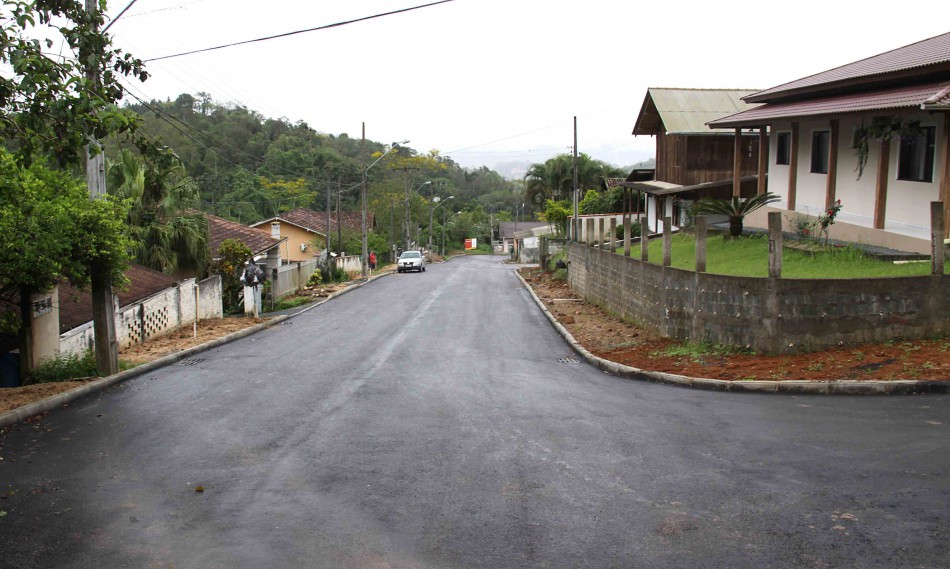 Seinfra faz calçadas em obra na Rua Norberto Seara Heusi