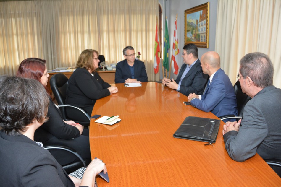 Prefeito recebe visita de cônsul dos Estados Unidos 