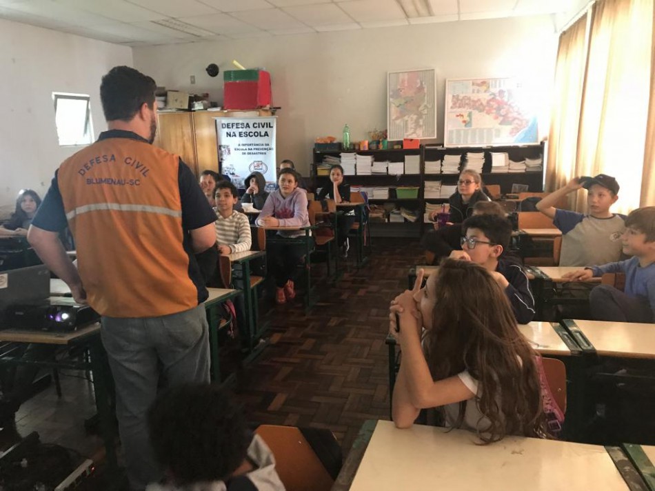 Defesa Civil promove debate sobre desastres na EEB Pedro II