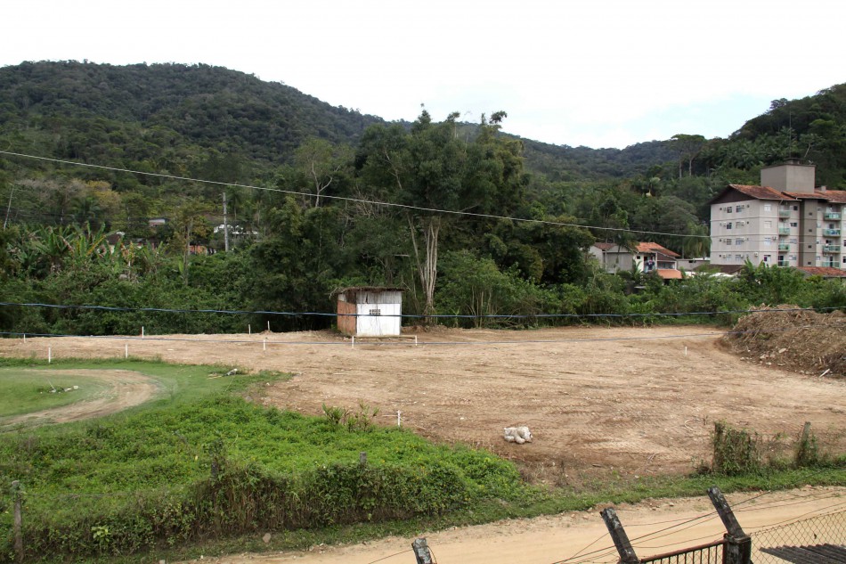 Seinfra limpa terreno para construção de Ponte na Rua Maria Cavilha