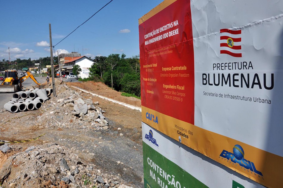 Obra de contenção na Rua Engenheiro Udo Deeke está 90% executada