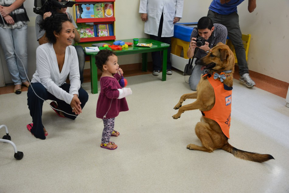 Mascote Mayla visita setor de pediatria do Hospital Santo Antônio