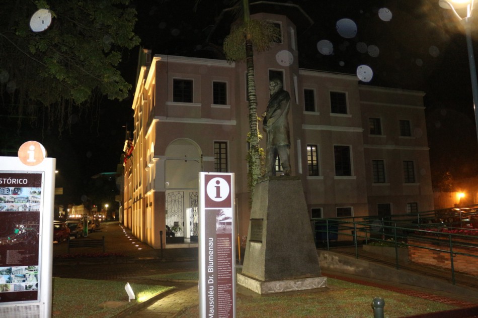 Prefeito sanciona lei das relações internacionais 