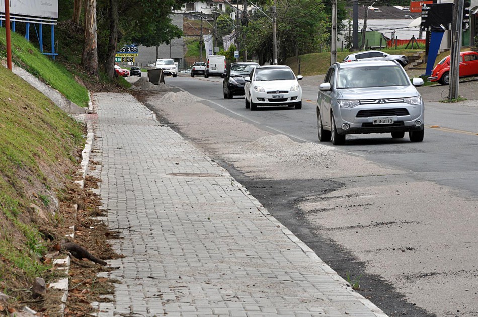 Implantação de corredor de ônibus na Rua Itajaí chega a 70% de execução
