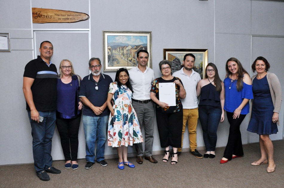 Prefeito em exercício sanciona lei em homenagem a Renato Maba